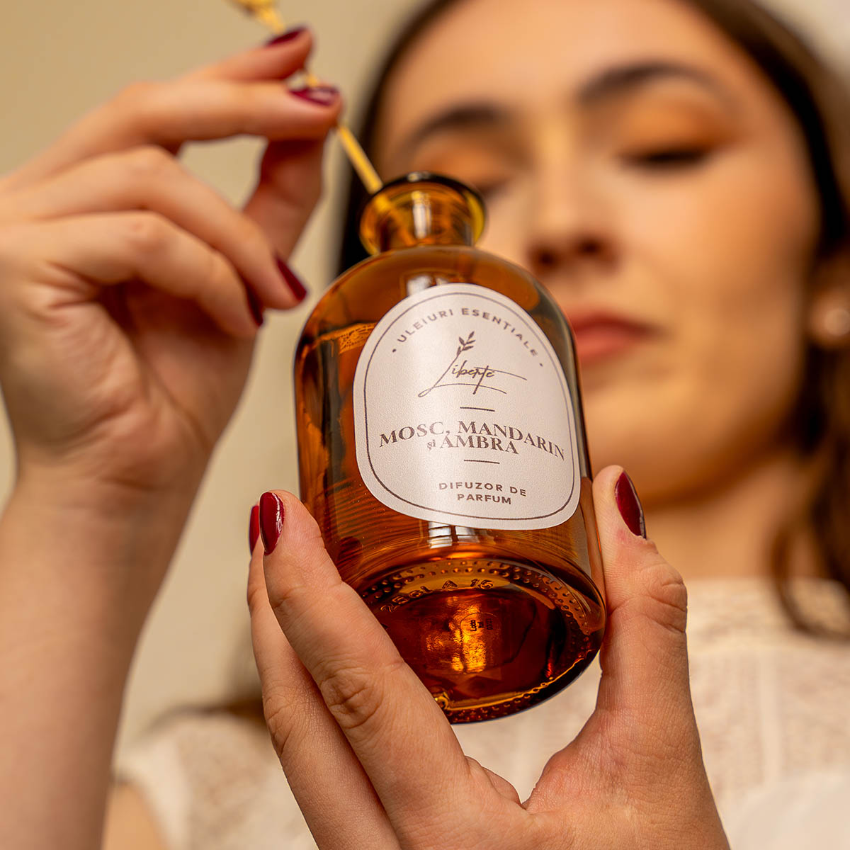 Parfum de camera cu aroma de mosc, mandarin si ambra